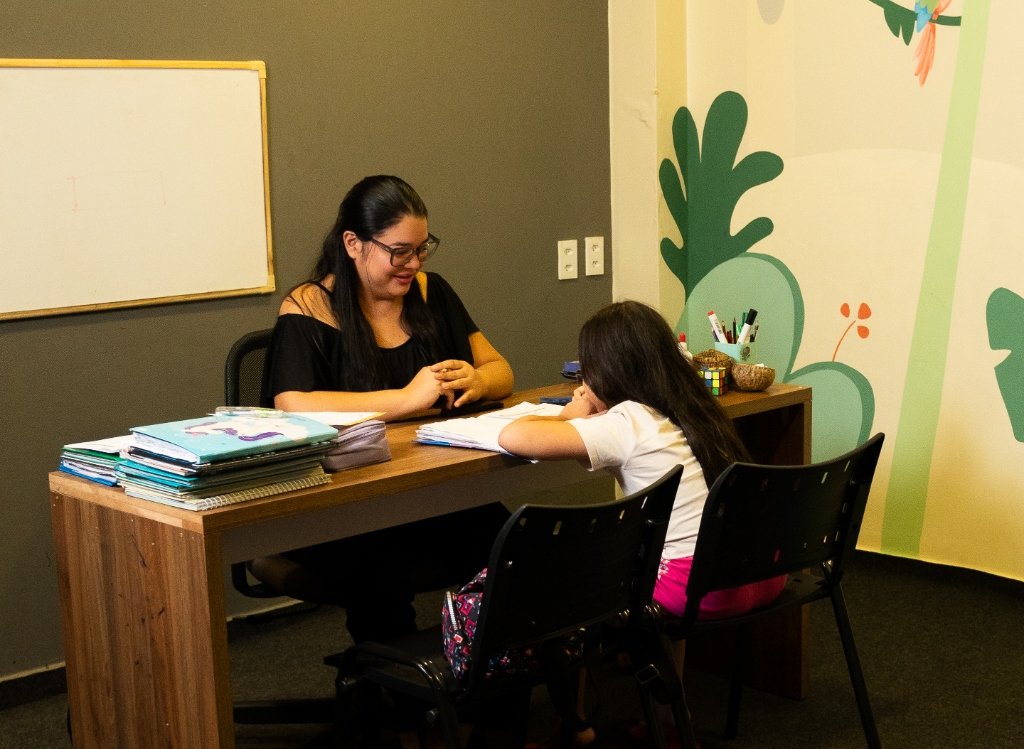 Criança estudando com professora